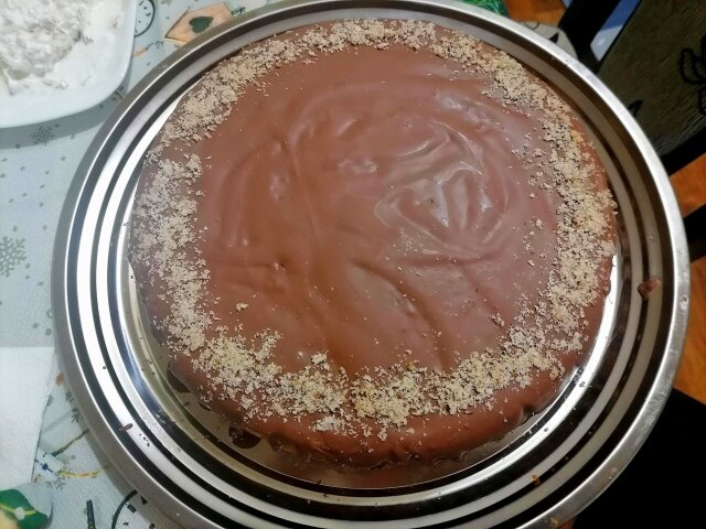Čokoladna torta sa orasima i sirupom