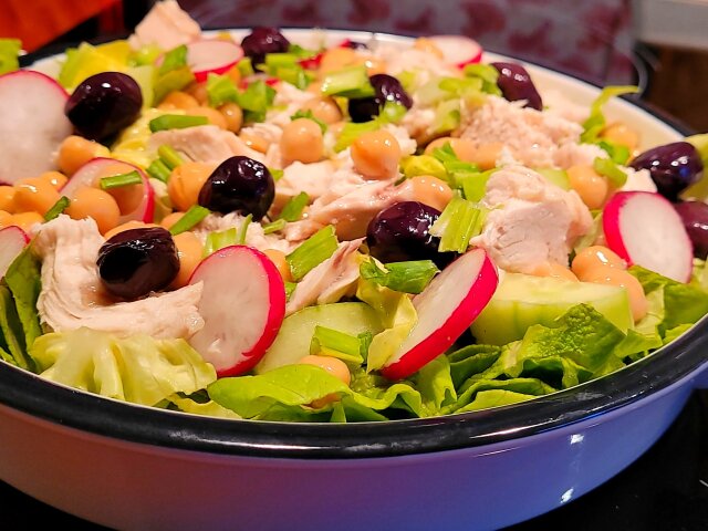 Zelena salata sa piletinom i leblebijom