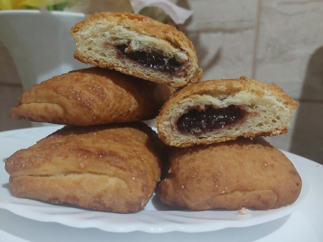 Pekmezom punjeno pecivo