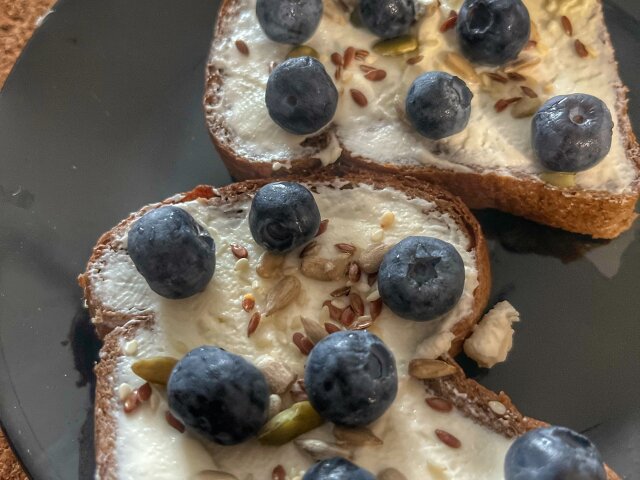 Zdrav tost sa sitnim sirom, semenkama i borovnicama