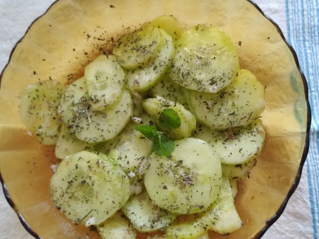 Fantastična salata od krastavaca sa suvom mentom