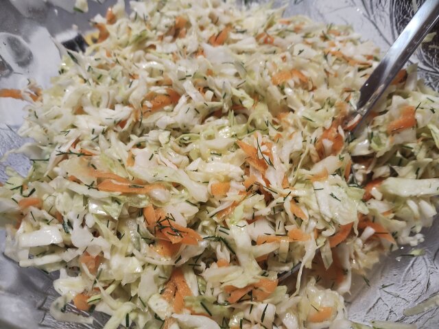 Salata od kupusa, šargarepe i limunove trave