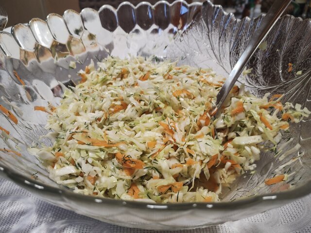 Salata od kupusa, šargarepe i limunove trave