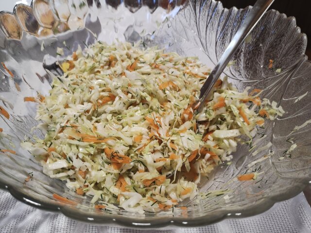 Salata od kupusa, šargarepe i limunove trave
