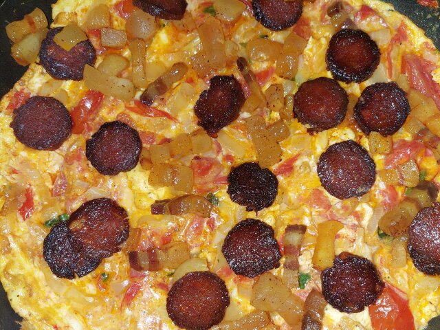 Omlet sa povrćem, kobasicom i slaninom